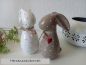 Preview: 2 Osterhasen * Beton * Beige-Weiß * 15 cm * Herz * Hasenpaar * Pünktchen
