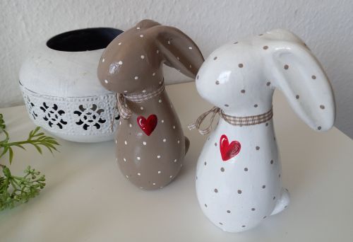 Preview: 2 Osterhasen * Beton * Beige-Weiß * 15 cm * Herz * Hasenpaar * Pünktchen