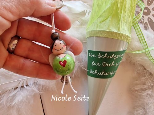 Schlüssel-/Taschenanhänger * Engel * aus handbemalten Holzperlen * Geschenk Schulanfang, Schultüte * Hellgrün