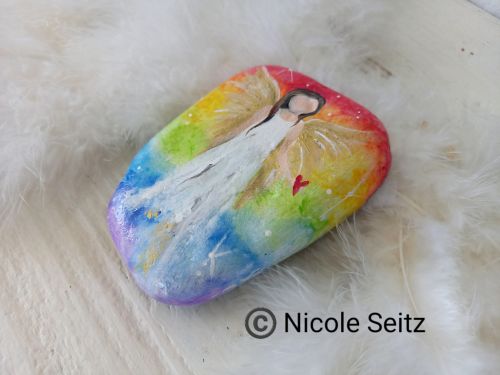 Engel auf Stein gemalt * Regenbogen * 10 x 7 x 3 cm