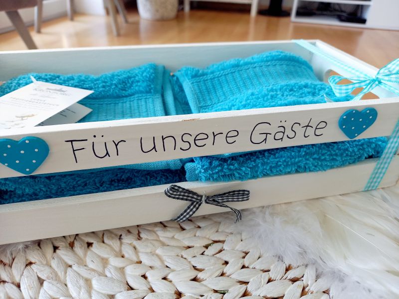 Körbchen mit 2 Gästehandtüchern * Herz * Türkis-Weiß