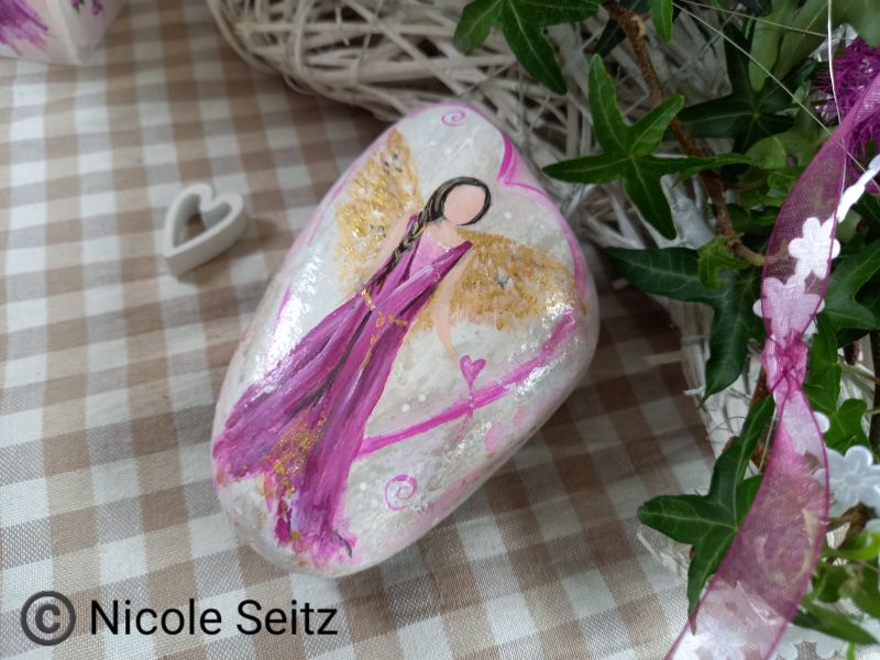 Engel auf Stein gemalt * Herz * 11 x 7 x 5 cm * Lila-Pink