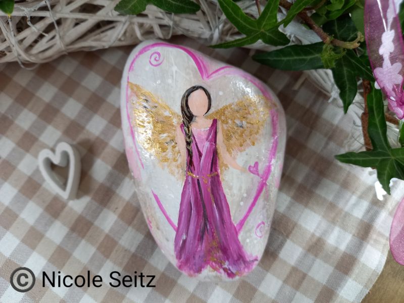 Engel auf Stein gemalt * Herz * 11 x 7 x 5 cm * Lila-Pink