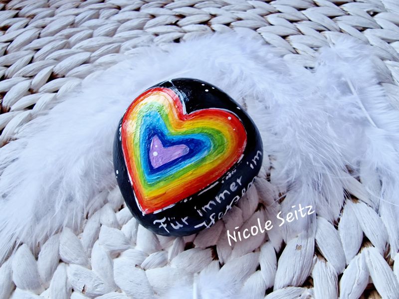Stein * Regenbogenherz * Für immer im Herzen * handbemalt * 5,5 x 5,3 x 2,5 cm * Trauerstein