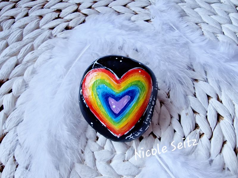 Stein * Regenbogenherz * Für immer im Herzen * handbemalt * 5,5 x 5,3 x 2,5 cm * Trauerstein